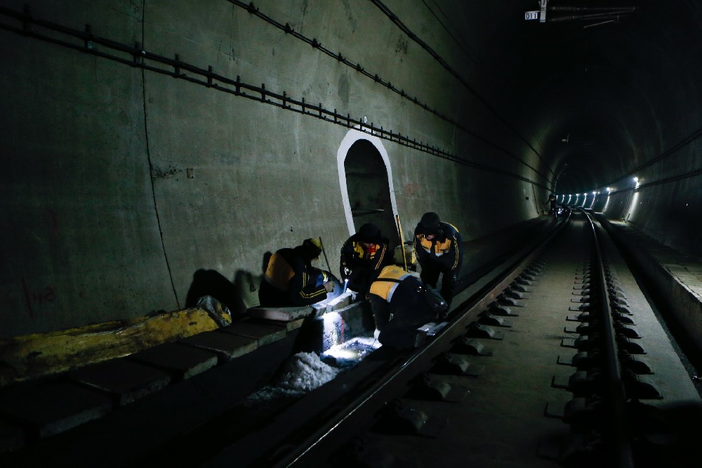 佳县铁路运营隧道病害现状